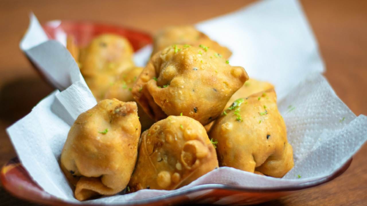 খাবারটি এতটাই গরম ছিল যে একবারে খেলে জিভ পুড়ে যাওয়ার ভয় ছিল। ধরিত্রী দেবী রাজাকে সাবধান করেন, একবারে নয়, বরং ছোট একটা কামড় দিতে হবে। রাজা সাবধানে কামড় বসাতেই দীর্ঘ ছ'মাস পর তাঁর মুখে তৃপ্তির হাসি দেখা যায়। Unsplash