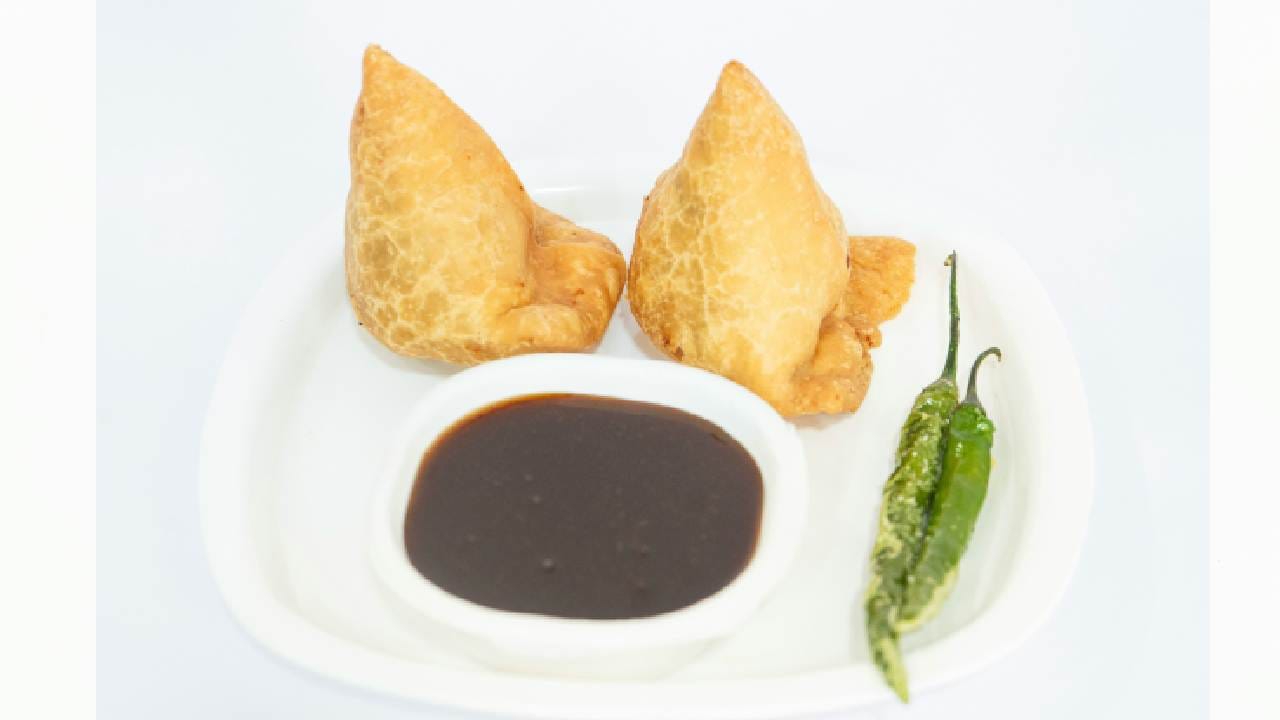 তবে ইতিহাসের পাতা ঘাঁটলে জানা যায়, রাজা কৃষ্ণচন্দ্রের বহু শতক আগেই ভারতে সিঙারা বা সমোসা চলে এসেছিল। মধ্যপ্রাচ্যের 'সাম্বুসাক' বা 'সংবোসাগ' থেকেই এই ত্রিভুজাকার ভাজা খাবারের আসল উৎপত্তি। চতুর্দশ শতকে ইবন বতুতার লেখাতেও দিল্লির রাজদরবারে মাংস ও বাদামের পুর দেওয়া সমোসা খাওয়ার উল্লেখ রয়েছে। Unsplash
