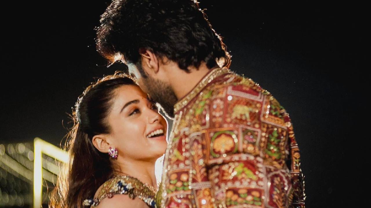 আপাতত রশ্মিকার সঙ্গে আগামী কাজ নিয়ে জোর চর্চায় মেতে রয়েছেন অনুরাগীরা। তবে পুরনো এই ভয়াবহ স্মৃতি আজও ভুলতে পারেননি অভিনেতা। এক জন অভিনেতার চরিত্রের প্রতি এমন আত্মত্যাগ সত্যিই দর্শকদের অবাক করে। Facebook